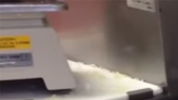 En Costco cuentan con un poco de ayuda de la tecnología para preparar la comida mucho más rápido.