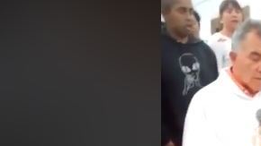 A empujones, el padre fue llevado al frente del féretro.