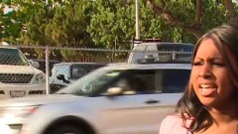 Activistas protestan sobre la conducta de los alumnos y fans en San Clemente High. (Screenshot)