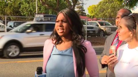 Activistas protestan sobre la conducta de los alumnos y fans en San Clemente High. (Screenshot)