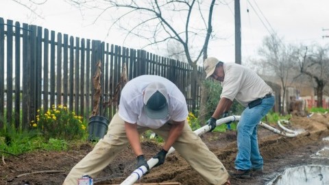 Los residentes de East Porterville (Condado de Tulare), vivieron con graves problemas de agua potable durante años hasta que finalmente se estableció una conexión con la ciudad de Porterville en 2016 con 25 millones de dólares en fondos proporcionados por la Proposición 1 del estado, promulgada en 2014. Foto de Florence Low, Departamento de Recursos Hídricos de California.