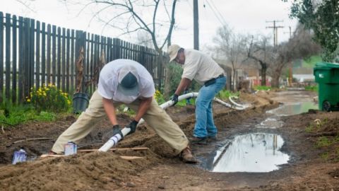 Los residentes de East Porterville (Condado de Tulare), vivieron con graves problemas de agua potable durante años hasta que finalmente se estableció una conexión con la ciudad de Porterville en 2016 con 25 millones de dólares en fondos proporcionados por la Proposición 1 del estado, promulgada en 2014. Foto de Florence Low, Departamento de Recursos Hídricos de California.