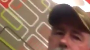 "¡Habla en inglés!", le dijo a la joven.