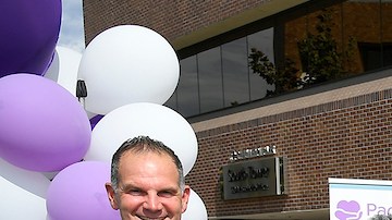 Administradores de WelbeHealth y funcionarios locales participaron en la apertura del programa Pacific PACE. (Foto de John McCoy)