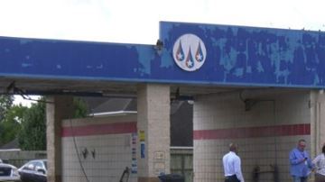 El oficial detectó un vehículo sospechoso estacionado en un lavado autos ubicado en la cuadra Kieth Harrow en el oeste del Condado Harris.