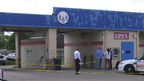 El oficial detectó un vehículo sospechoso estacionado en un lavado autos ubicado en la cuadra Kieth Harrow en el oeste del Condado Harris.
