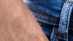 Su pantalón ajustado hizo que su miembro resaltara de más.