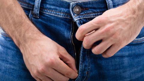 Su pantalón ajustado hizo que su miembro resaltara de más.