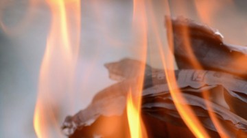 La joven utilizó un soplete para hacer dicha acción.