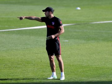 Diego Simeone dirige el entrenamiento previo al encuentro ante la Real Sociedad.