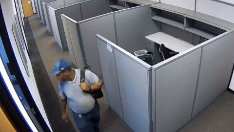 Según informes del Departamento de Policía de Houston, el hombre ha cometido los robos entre junio a septiembre del año corriente.