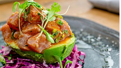 Aguacate con atún fresco