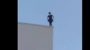 La mujer se lanzó al vacío de un edificio de 7 pisos.