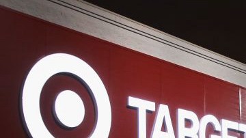 El hombre pidió ayuda a empleados de Target para vaciar la memoria de su celular.