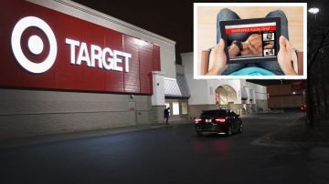 El hombre pidió ayuda a empleados de Target para vaciar la memoria de su celular.