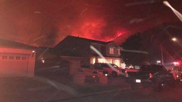 Imágenes publicada por CalFire del incendio Tenaja en Murrieta, California.