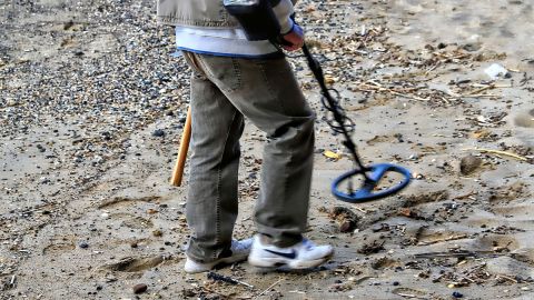 El hombre dividirá la fortuna con el dueño del terreno donde encontró el tesoro.