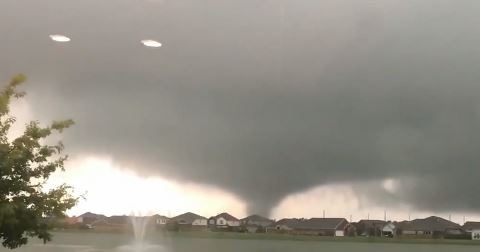 El tornado fue captado en video y fotos por personas en el área de Baytown.