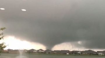 El tornado fue captado en video y fotos por personas en el área de Baytown.