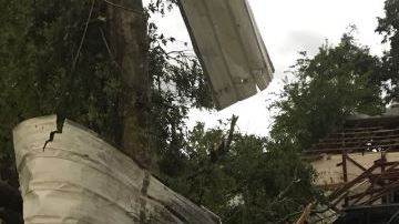 El tornado impactó varias residencias ubicadas sobre la calle Main.