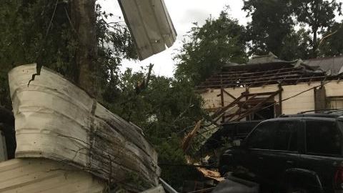 El tornado impactó varias residencias ubicadas sobre la calle Main.