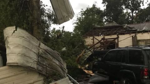 El tornado impactó varias residencias ubicadas sobre la calle Main.