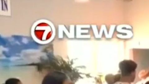 El presidente Trump defiende negar viaje a víctimas de huracán Dorian si no tienen visa de EEUU.