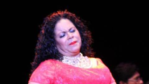 Nadia Calmet (d) baila durante uno de los conciertos de la famosa cantante peruana Eva Ayllón (i). / foto: suministrada.