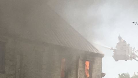 Incendio masivo destruye sector de iglesia histórica en el barrio Heights.
