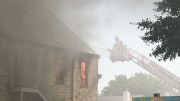 Incendio masivo destruye sector de iglesia histórica en el barrio Heights.