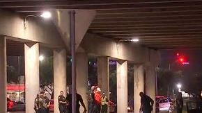 Las autoridades dicen que la pareja recientemente había perdido su hogar y estaban durmiendo bajo un puente.