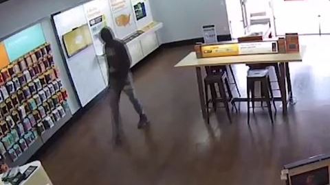 En las imágenes del video de vigilancia se puede observar a los dos hombres ingresar a la tienda.