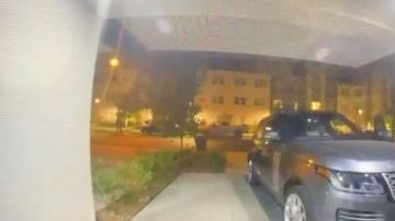 Si se tiene información sobre las personas en el video puede llamar al 214-373-8477 o al 911.