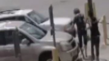 Cuando la mujer de 74 años salió de la tienda y se dirigía a su vehículo, uno de los sospechosos agresivamente le arrebató su cartera.