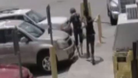 Cuando la mujer de 74 años salió de la tienda y se dirigía a su vehículo, uno de los sospechosos agresivamente le arrebató su cartera.
