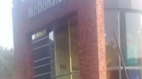 VIDEO Sicarios entraron as a matar a sujeto dentro de un McDonalds en Mexico