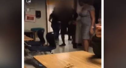 En las imágenes se observa el momento en el que la maestra se le acerca a un alumno con unas tijeras.