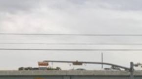 Un adulto que fue rescatado de un vehículo sumergido en la intersección de la calle Will Clayton Parkway y la carretera 59 murió en el hospital.