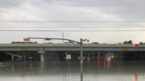 Un adulto que fue rescatado de un vehículo sumergido en la intersección de la calle Will Clayton Parkway y la carretera 59 murió en el hospital.