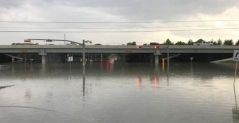 Un adulto que fue rescatado de un vehículo sumergido en la intersección de la calle Will Clayton Parkway y la carretera 59 murió en el hospital.