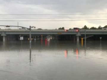 Un adulto que fue rescatado de un vehículo sumergido en la intersección de la calle Will Clayton Parkway y la carretera 59 murió en el hospital.