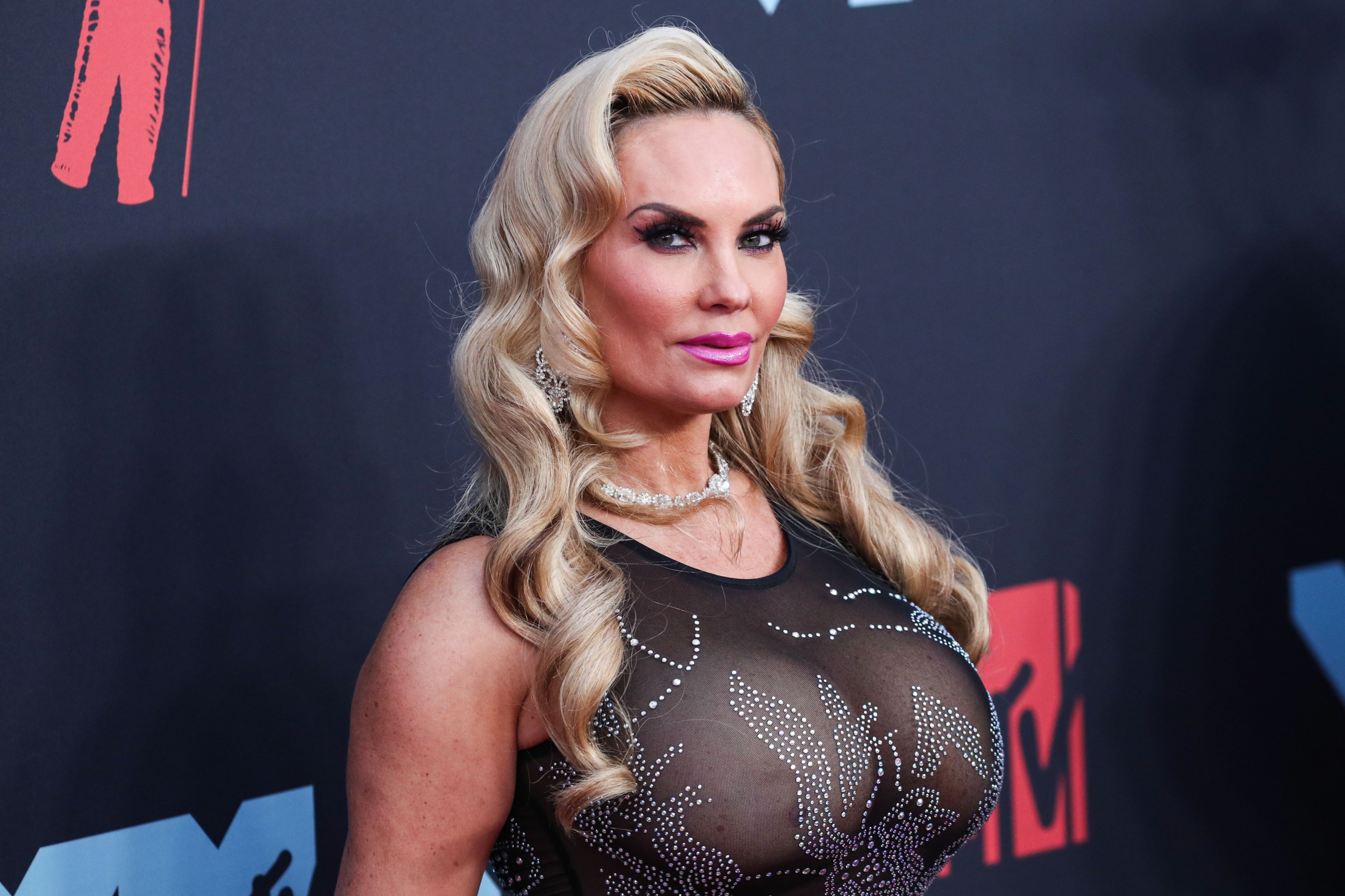 Coco Austin paraliza Instagram presumiendo su retaguardia con bikini hilo  dental - La Opinión