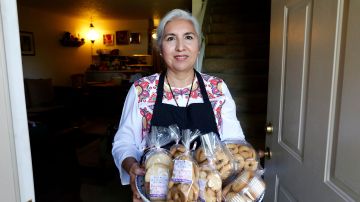 Rosy Higuera vende sus productos a un restaurante y también hace pedidos para eventos. / foto: Aurelia Ventura.