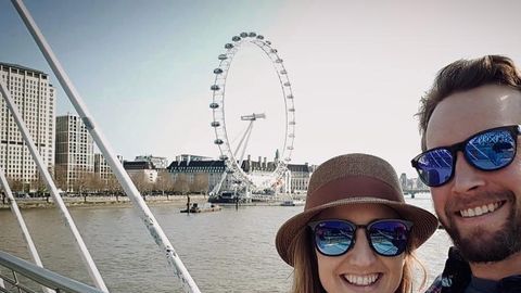 Emily Gosling  y su novio "de un día".