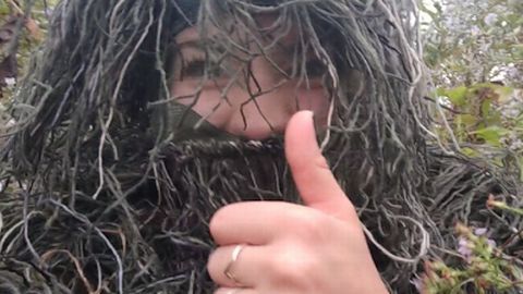 Así lucía con su disfraz de arbusto.