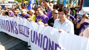El expresidente Emérito del Senado de California, Kevin de León, se unió ayer a los trabajadores. / foto: Aurelia Ventura.