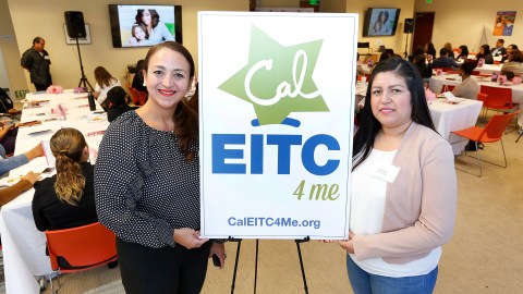 Laura Barrera (i), directora de Golden State Opportunity (GSO) y Elizabeth Cervantes, capacitadora financiera en MAOF. . (Aurelia Ventura/La Opinión)
