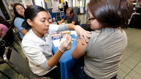 Vacunas gratis en un evento de salud.