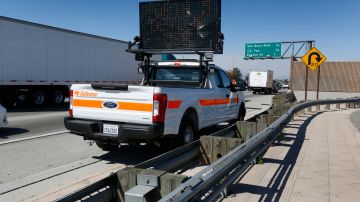 10/11/19 /LOS ANGELES/Sign warns drivers of the 5 freeway closure in San Fernando. Saddleridge Fire has forced mandatory evacuations and closed several freeways. (Aurelia Ventura/La Opinión)