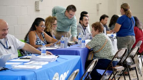 Entre los servicios disponibles se ayuda a la gente a limpiar sus hogares sin costo. (Aurelia Ventura)